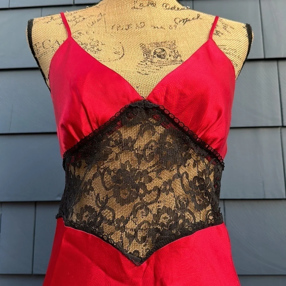 ♥️🖤♥️ Victoria’s Secret red satin with black lace nightgown small slip dress